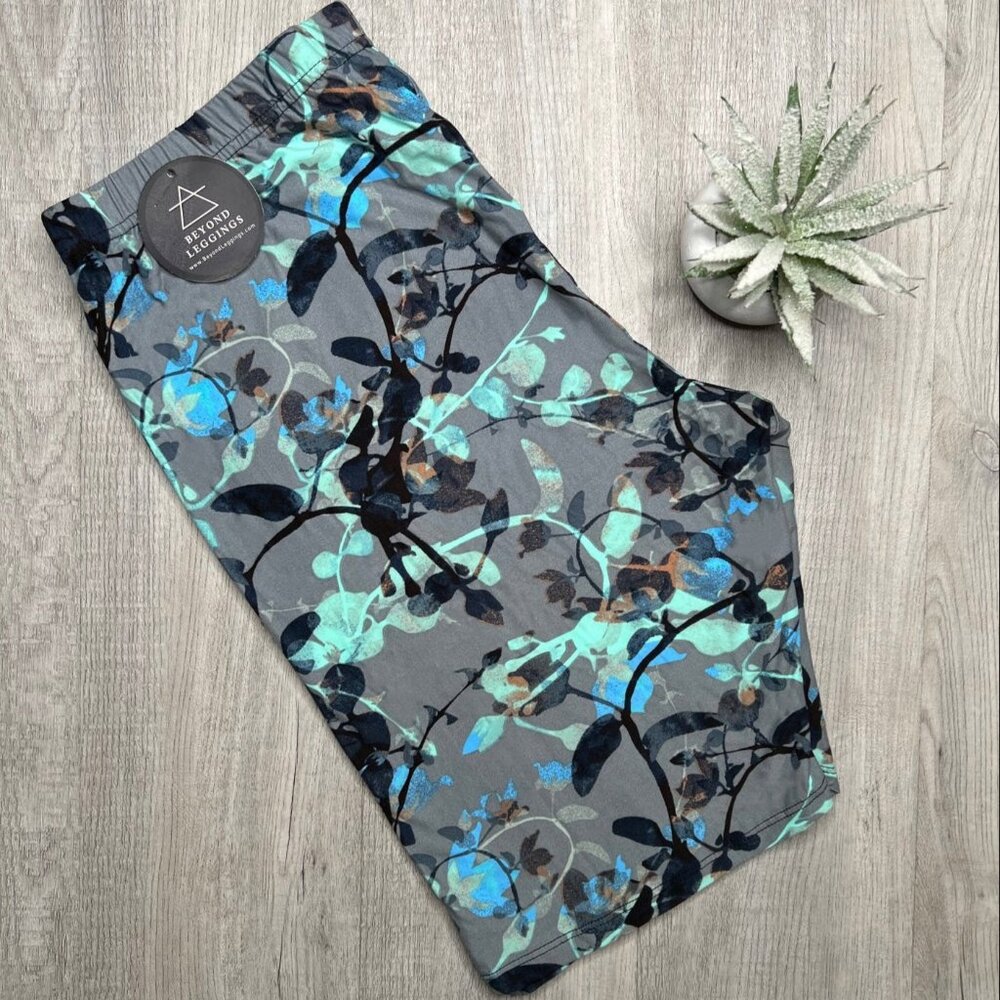 Bermuda Soft Leggings Shorts - Abstract Leaves - Picture 2 of 2